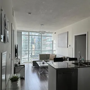 Newly Updated 2br, 2bath & Den In Downtown Beside Union Station & Scotia Bank Arena! Apartment Toronto